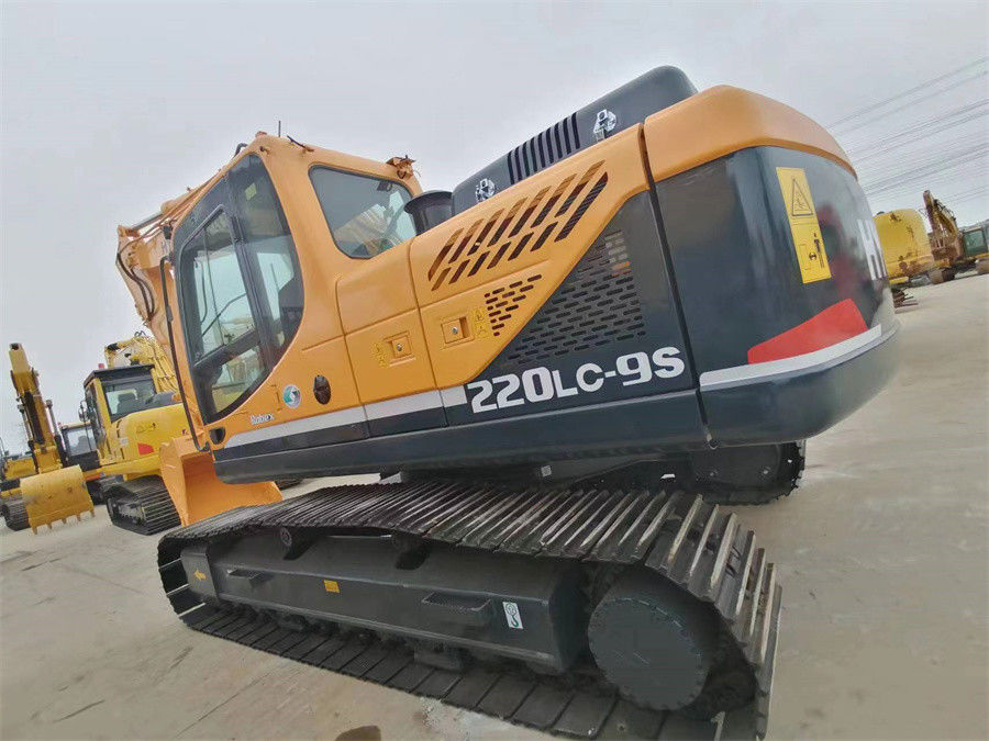 استخدمت كوريا حفارة هيونداي 220lc-9s بوزن العمل 22 طنًا من الحفارات الزاحفة