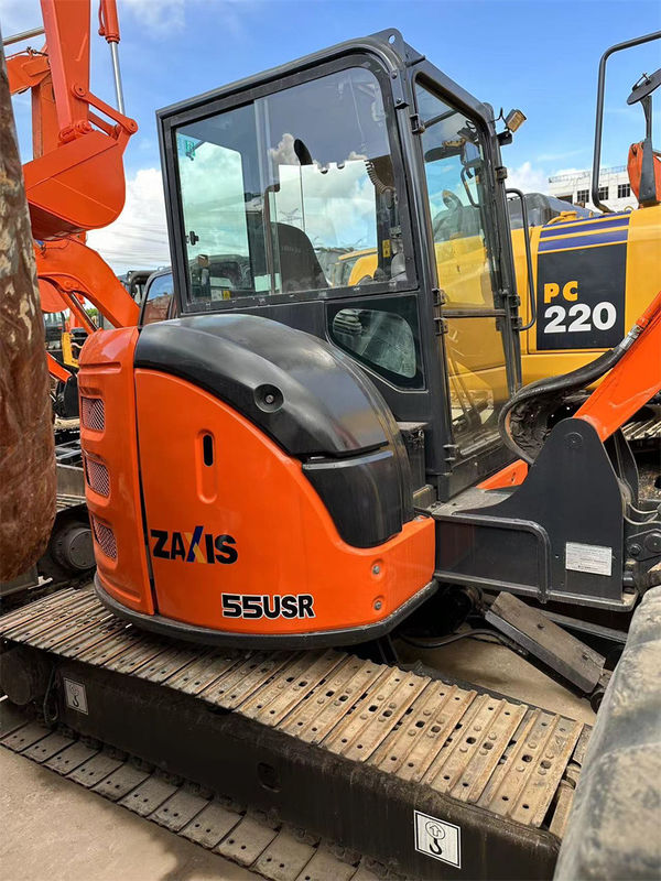 حفارة مجنزرة صغيرة مستعملة من هيتاشي Zx55 بوزن 5 طن لون أحمر