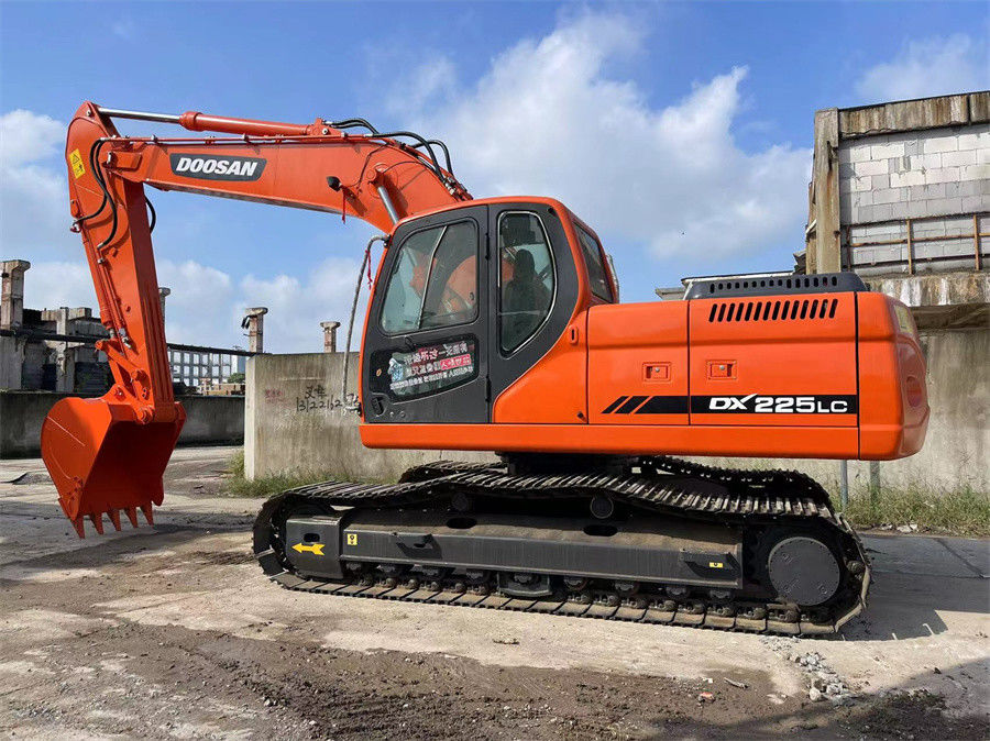 محفر دوسان DX225 مستعمل مصنوع في كوريا في حالة جيدة استهلاك وقود منخفض