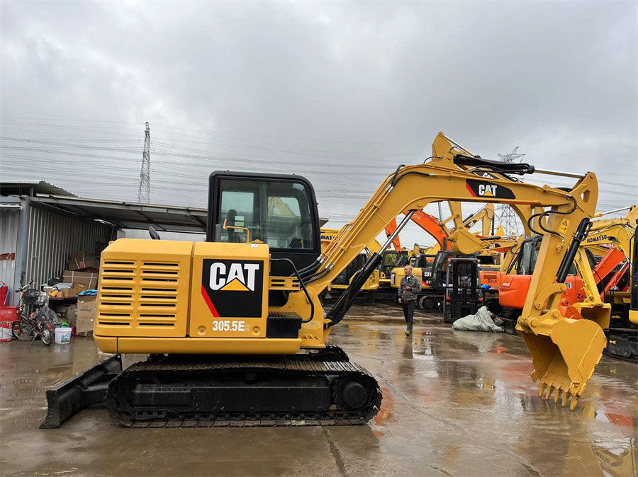حفرة صغيرة CAT 305.5E2 حفرة هيدروليكية مستعملة وزن 5 أطنان مع شفرة
