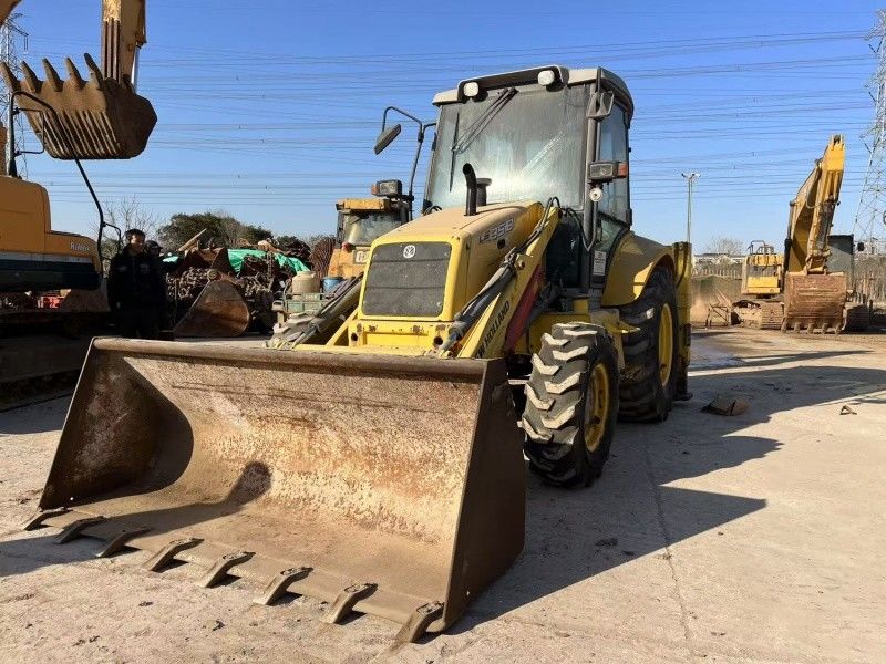 اللون الأصلي New Holland LB85 شاحن الحفر الرابع في حالة جيدة