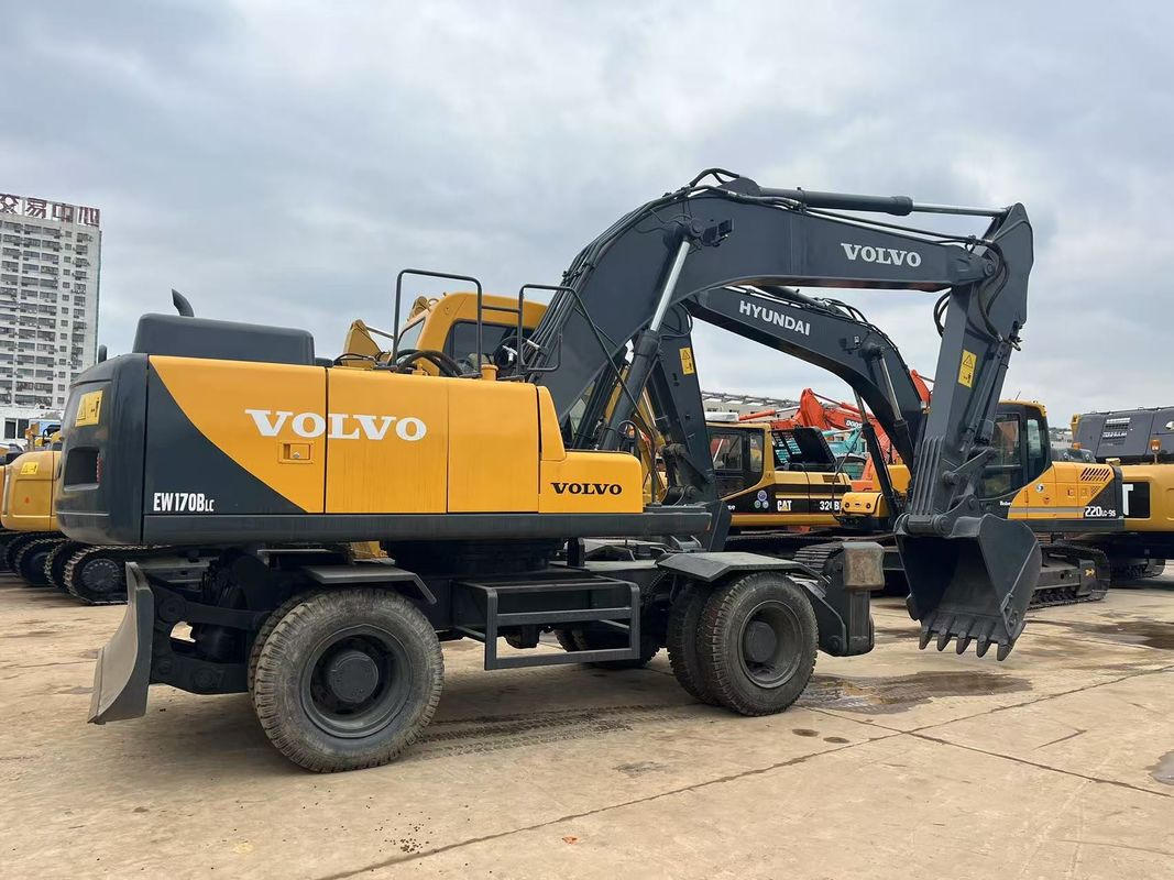 حفرة عجلة Volvo EW170 ذات الأداء العالي مستعملة حفرة عجلة Volvo ذات 17 طن
