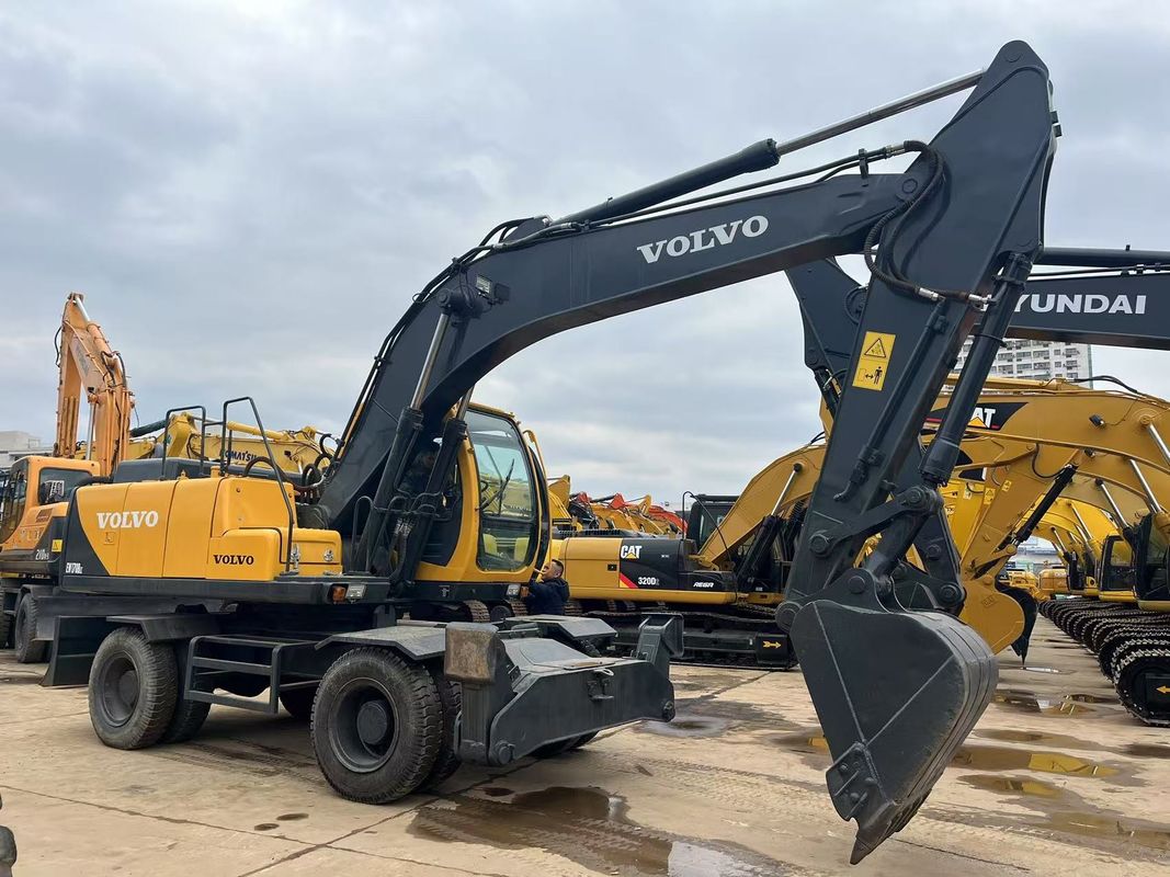 حفرة عجلة Volvo EW170 ذات الأداء العالي مستعملة حفرة عجلة Volvo ذات 17 طن