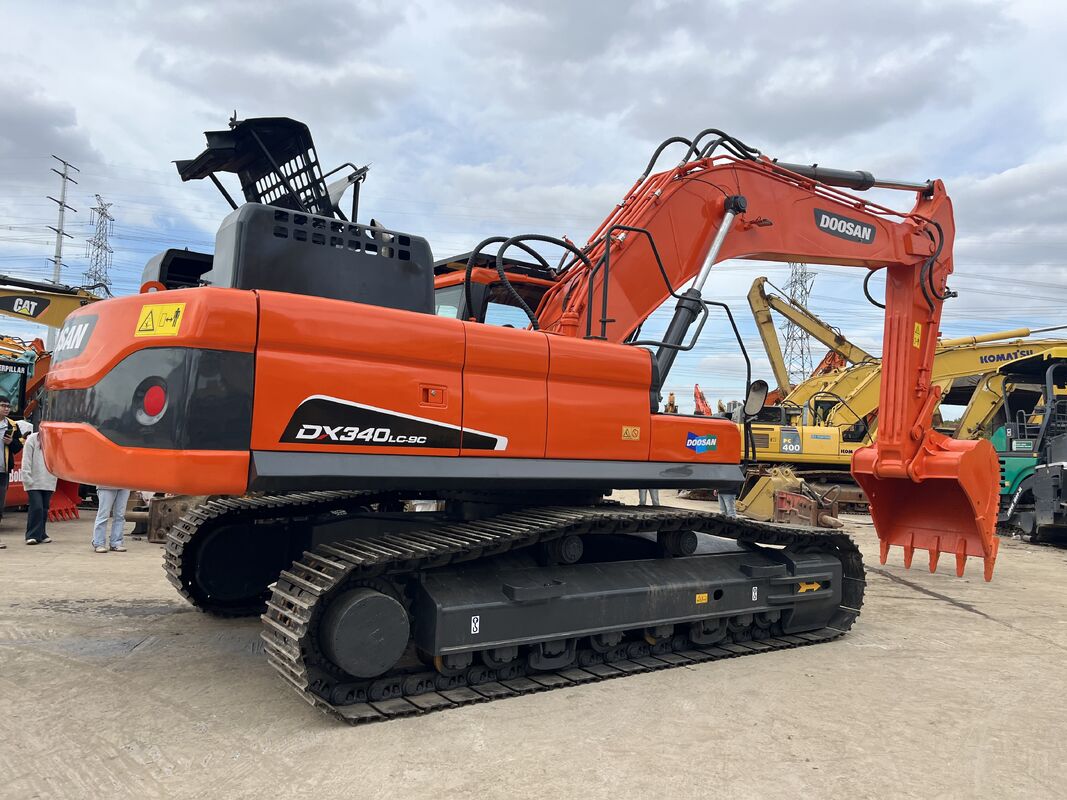 حفارة هيدروليكية مستعملة من طراز Doosan DX340LC-9C بمحرك بقوة 184 كيلو واط وسعة جرافة 1.5 متر مكعب لأعمال الحفر