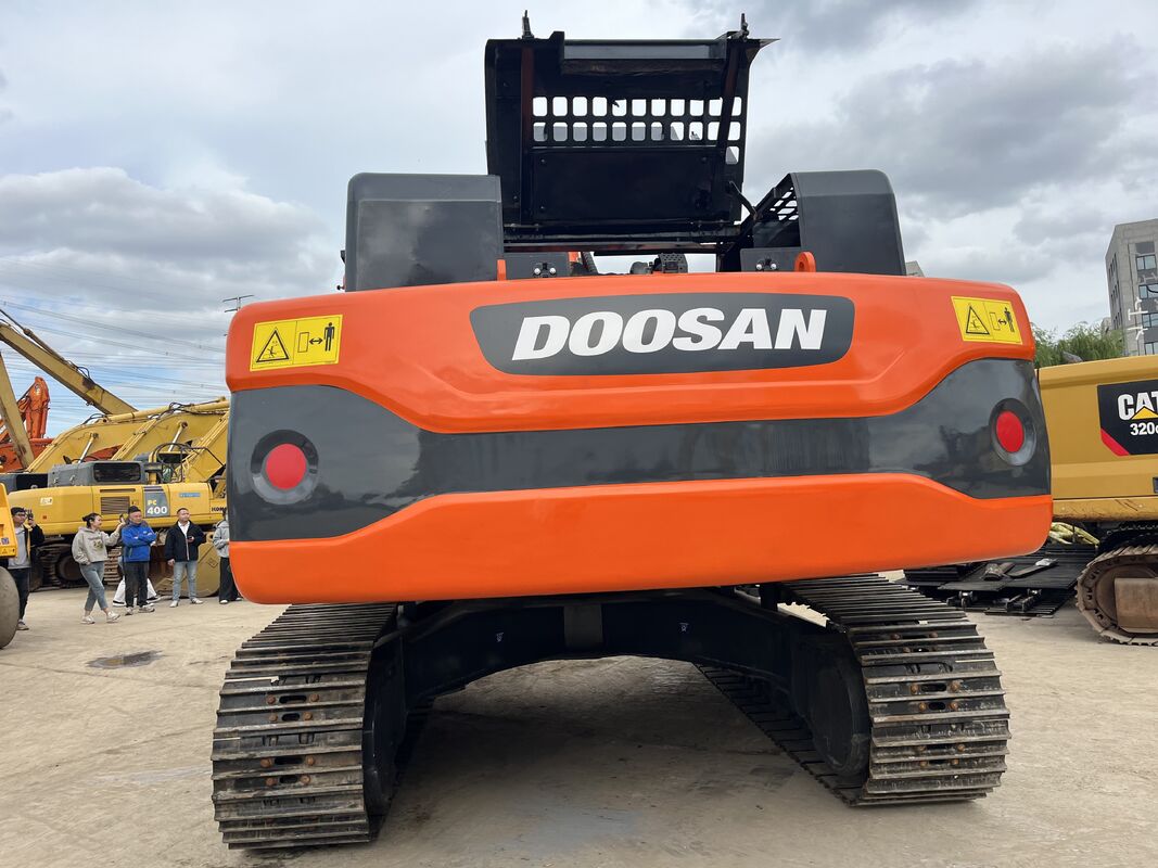 حفارة هيدروليكية مستعملة من طراز Doosan DX340LC-9C بمحرك بقوة 184 كيلو واط وسعة جرافة 1.5 متر مكعب لأعمال الحفر
