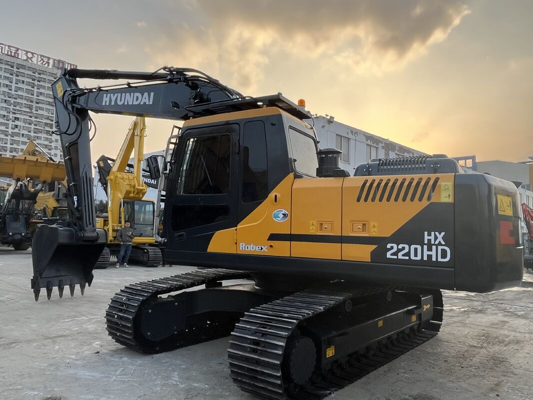Hyundai Excavator HX220HD موديل متين للخدمة الشاقة بقوة 120 كيلو وات وسعة دلو تبلغ 1.2 متر مكعب