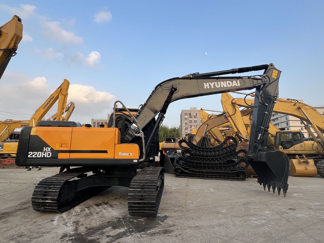 Hyundai Excavator HX220HD موديل متين للخدمة الشاقة بقوة 120 كيلو وات وسعة دلو تبلغ 1.2 متر مكعب