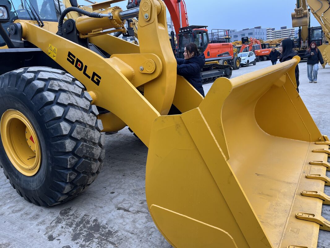 لوادر عجلات SDLG L958F مستعملة وقوية مجهزة بمحرك بسعة 9.7 لتر وراحة ممتازة للمشغل لفترات طويلة