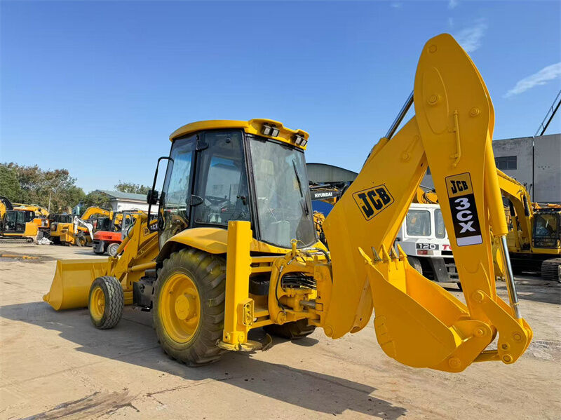 جرافة حفارة JCB 3CX مستعملة بسعة جرافة 1.1 متر مكعب، وقوة 81 كيلو واط، وضمان لمدة عام واحد